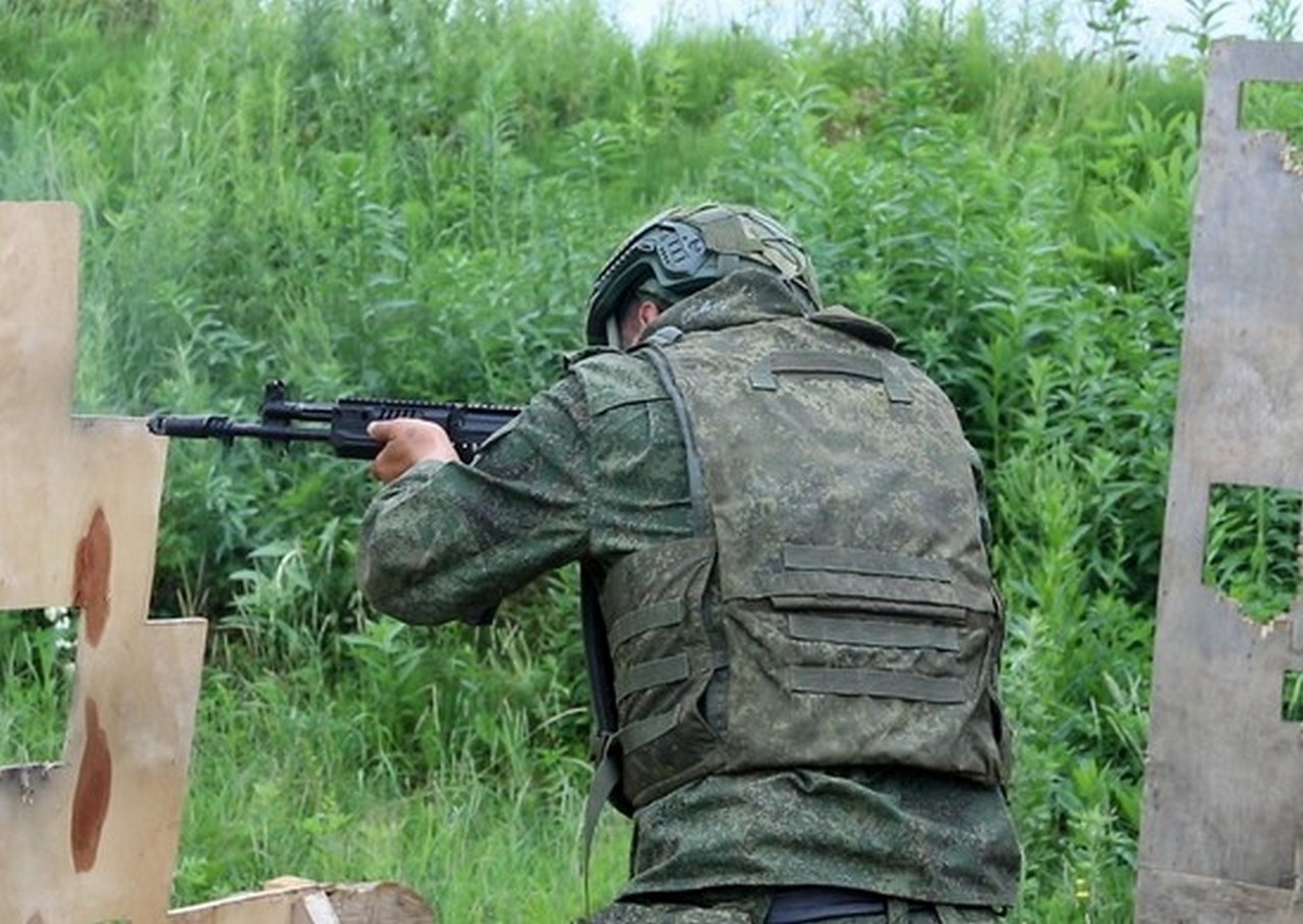 В мотострелковой бригаде Северного флота состоялись учения по ведению манёвренной обороны с учётом опыта СВО.