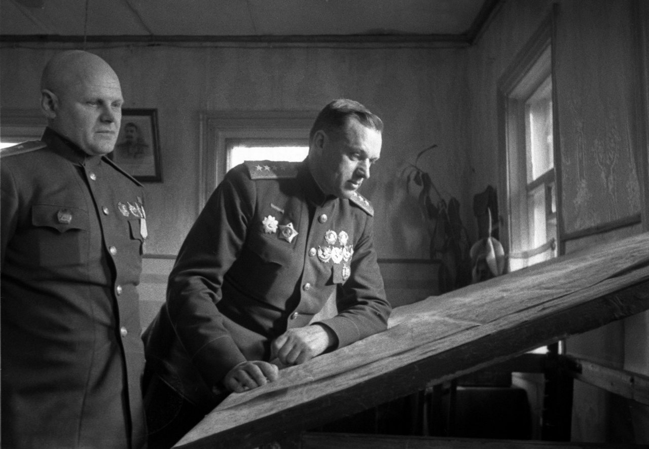 Генералы К.К. Рокоссовский (в центре) и К.Ф. Телегин у карты на командном пункте 1-го Белорусского фронта, 1944 г.