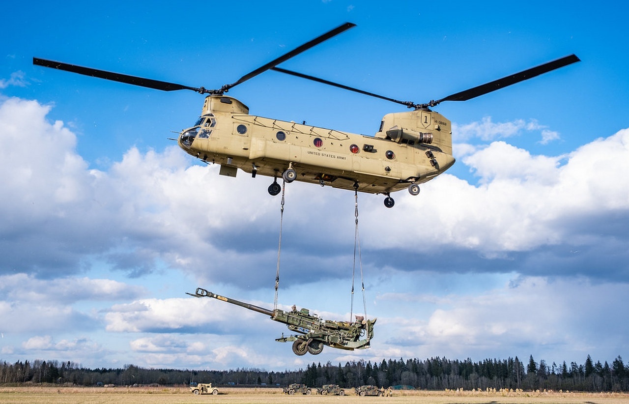 Гаубицы M777 быстро на место могут доставить вертолёты.