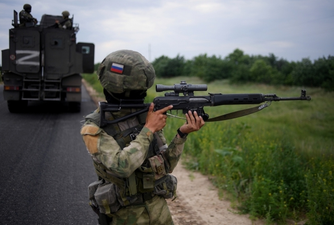 Военнослужащий с винтовкой СВД в зоне спецоперации.