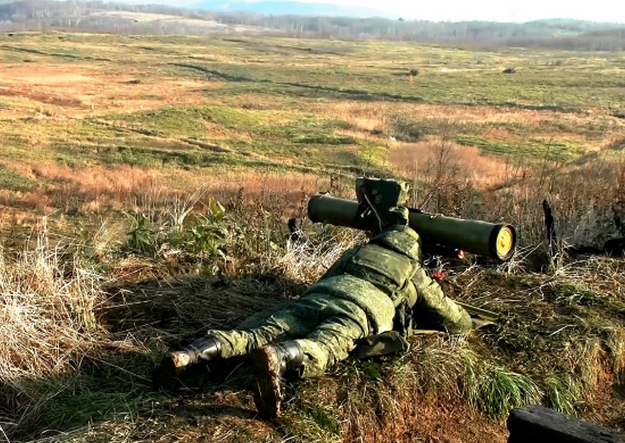 Военнослужащие ВВО осваивают ведение огня из противотанковых ракетных комплексов.