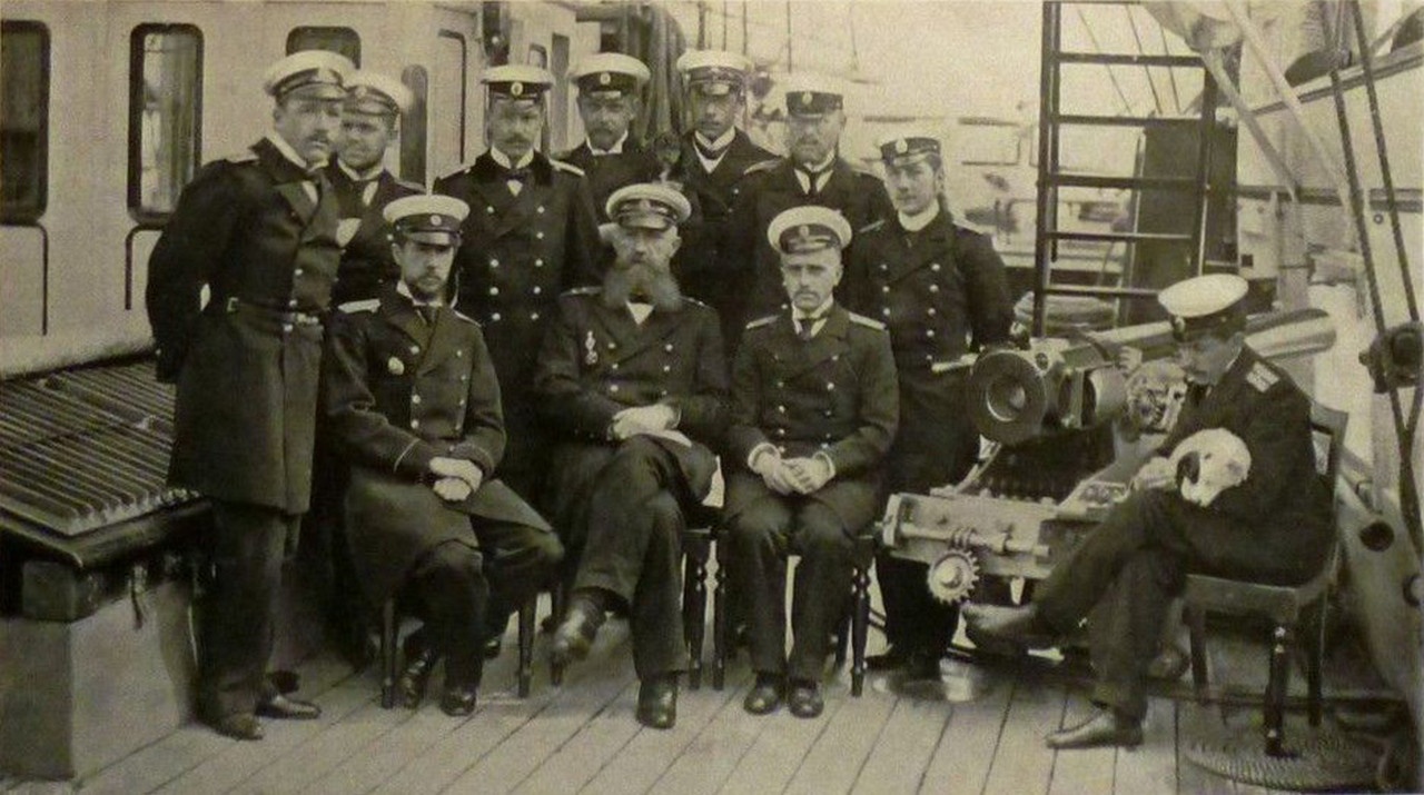 Начальник штаба Кронштадтского порта адмирал А.Г. Бутаков (сидит в центре).