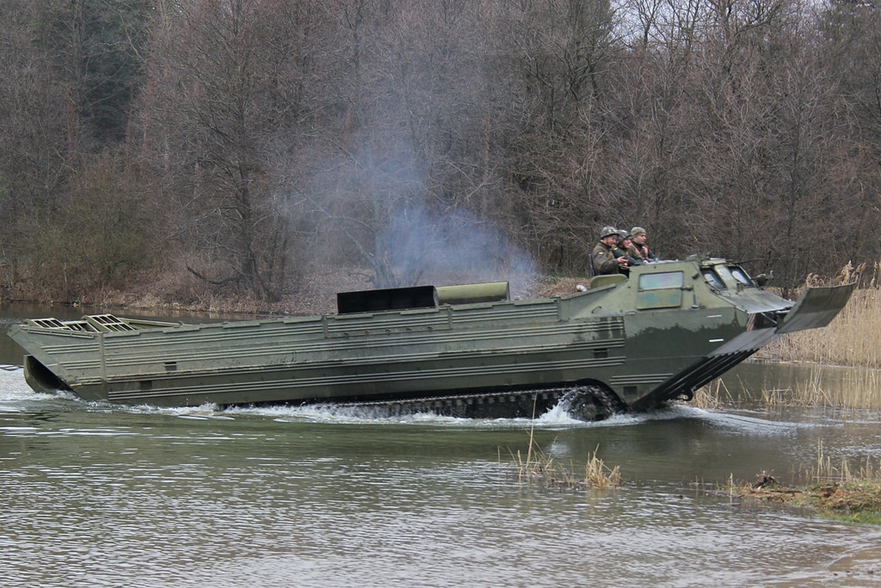 Плавающий транспортёр ПТС-2 ВСУ. Разработан, кстати, на Луганском тепловозостроительном заводе в 1973 году.