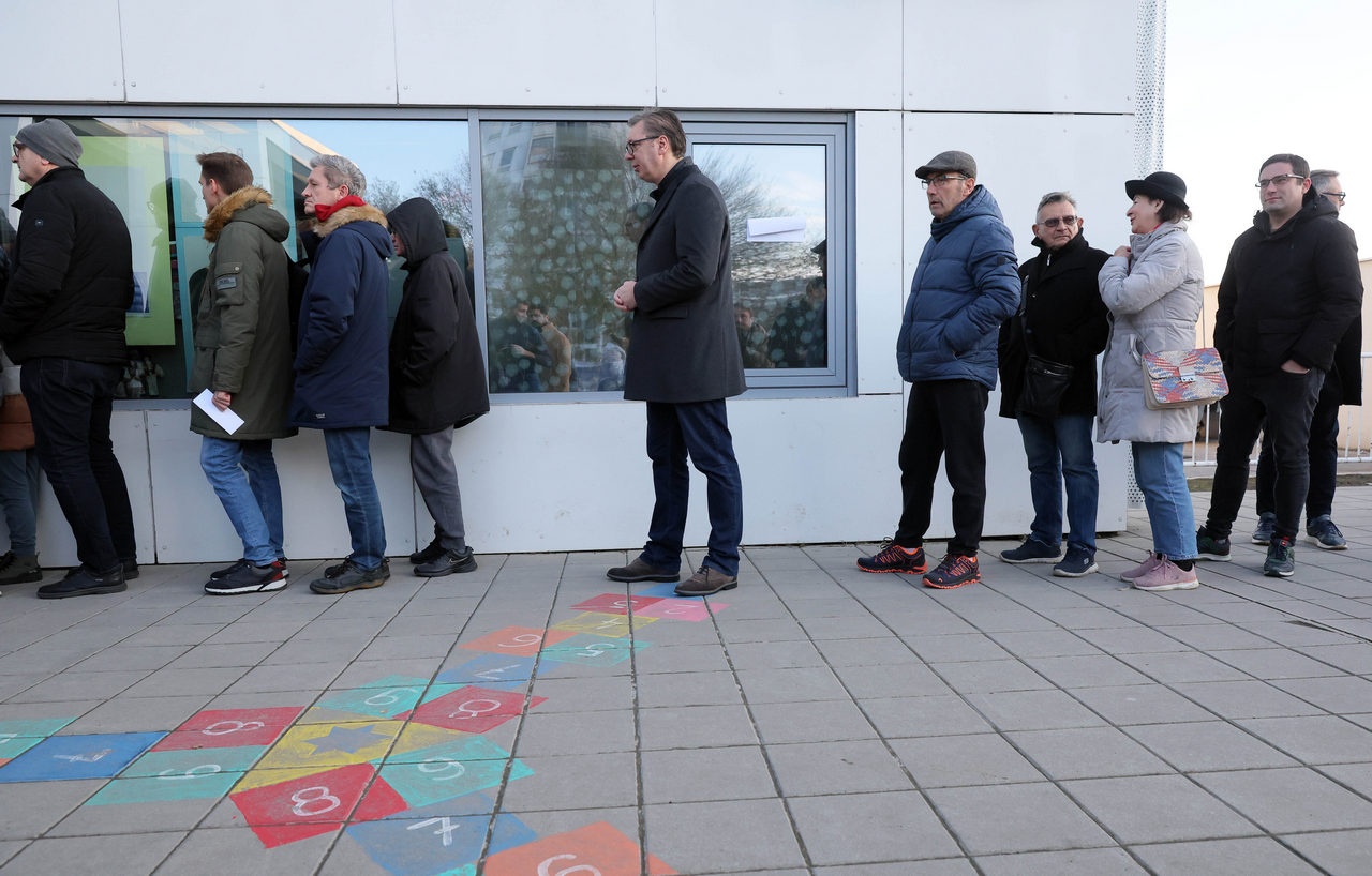 Президент пришёл на выборы. Народ держит дистанцию.