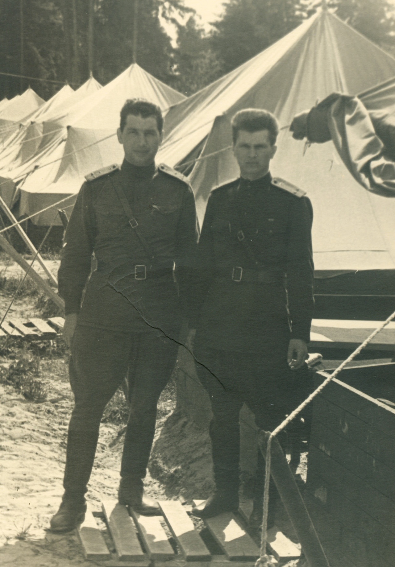 Лейтенант Геннадий Зайцев (справа) в полевом лагере.