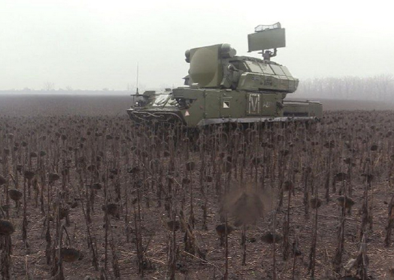 Расчёты ЗРК «Тор-М2» группировки войск «Восток» уничтожают БПЛА, ракеты и авиабомбы ВСУ на Южно-Донецком направлении СВО.