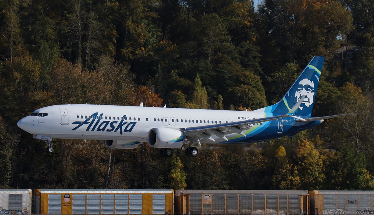 Boeing 737 MAX 9, регистрационный номер N704AL.