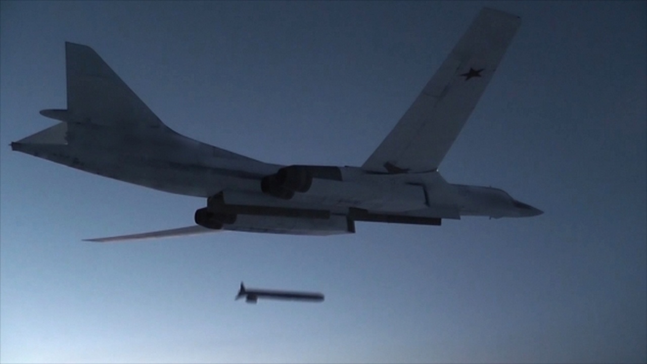 Сброс высокоточной крылатой ракеты воздушного базирования со стратегического ракетоносца Ту-160.