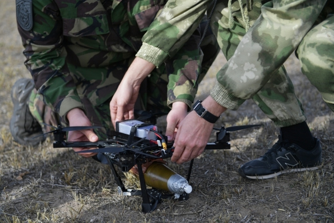 Небольшой дрон может нести серьёзную боевую нагрузку.