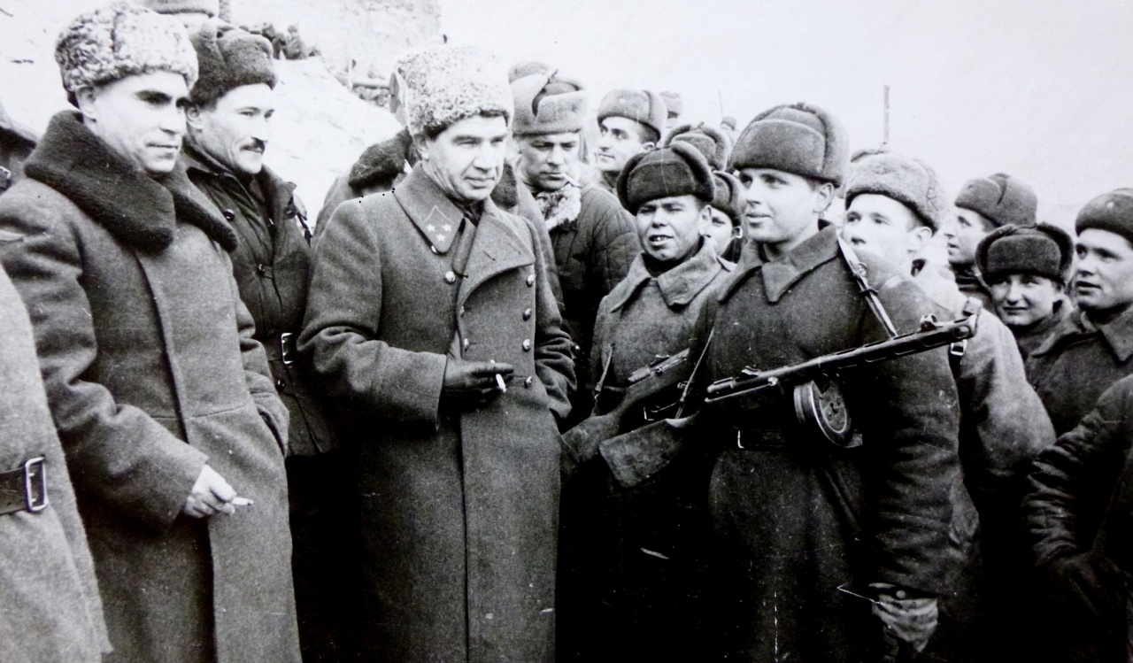 Генерал Чуйков (в центре) с бойцами в Сталинграде.