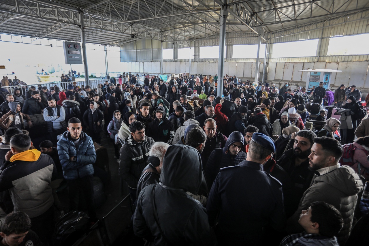 Палестинцы с иностранными паспортами готовятся пересечь границу с Египтом через пограничный переход Рафах, февраль 2024 г.
