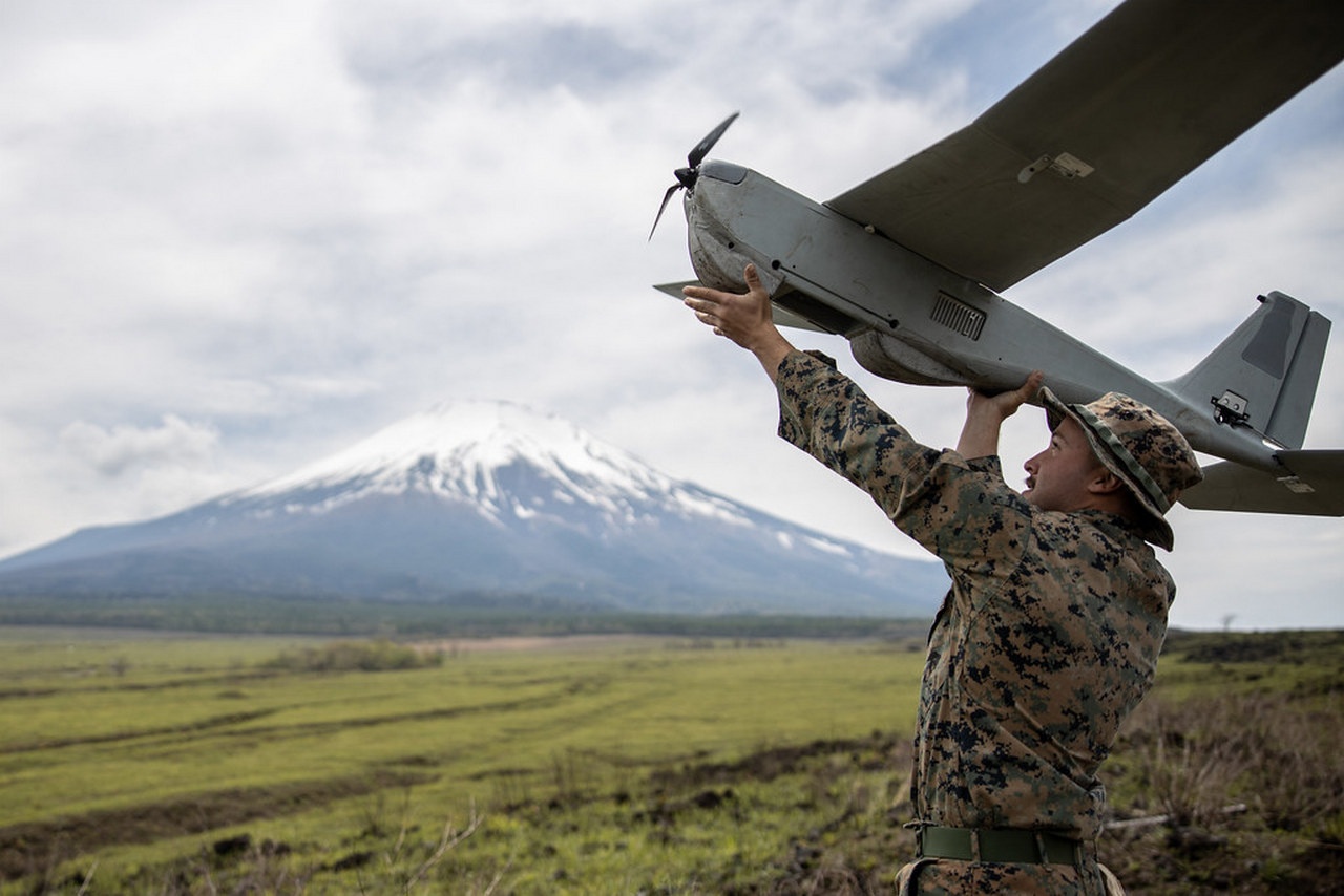 Запуск разведывательного дрона RQ-20 Puma на полигоне.