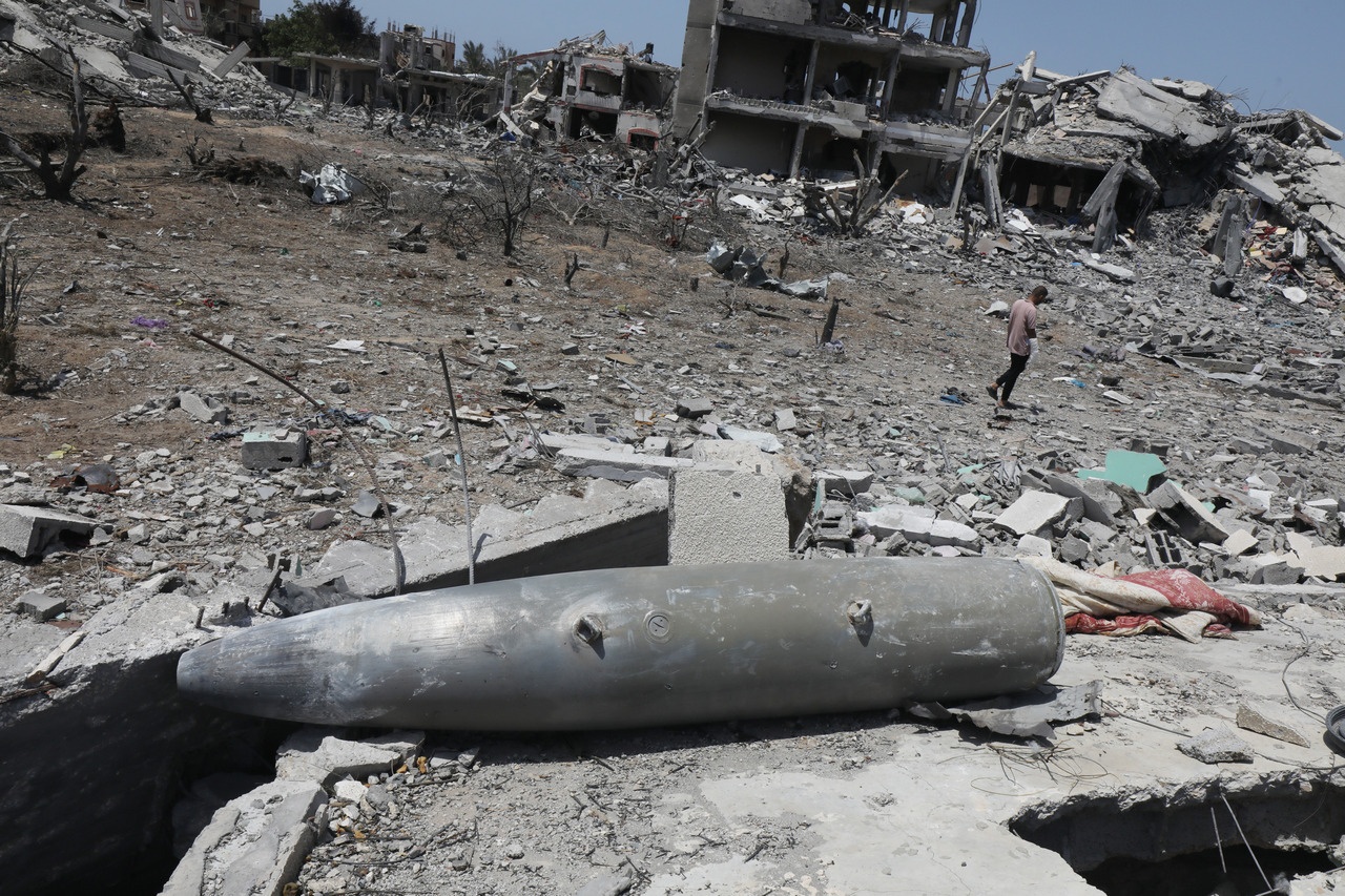 Неразорвавшаяся израильская бомба среди обломков разрушенного здания в лагере беженцев Аль-Нусайрат, юг сектора Газа, 29 апреля 2024 г.