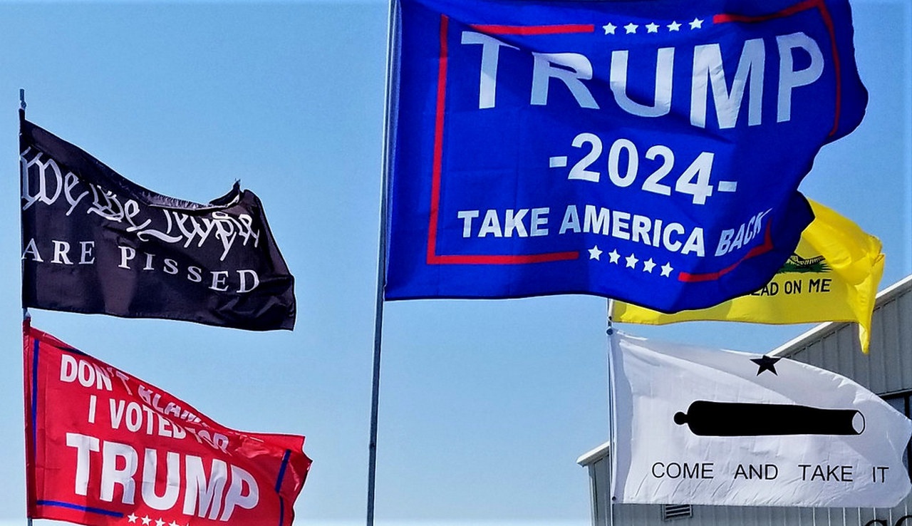 Флаги в поддержку Трампа в глубинке США: «Трамп 2024: верни Америку», «Мы, люди, разозлились», «Не вините меня, я голосовал за Трампа».