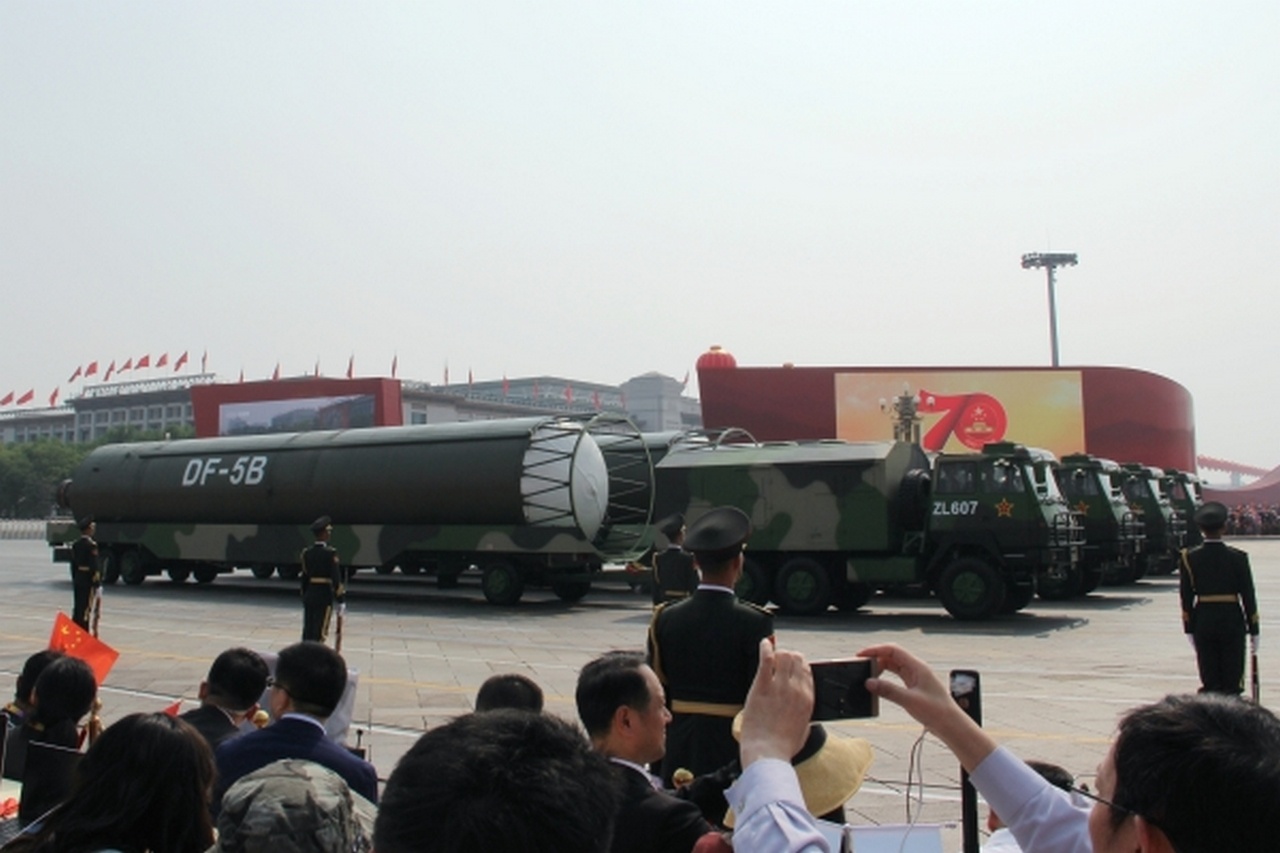 Межконтинентальная баллистическая ракета DF-5B на военном параде в Пекине.