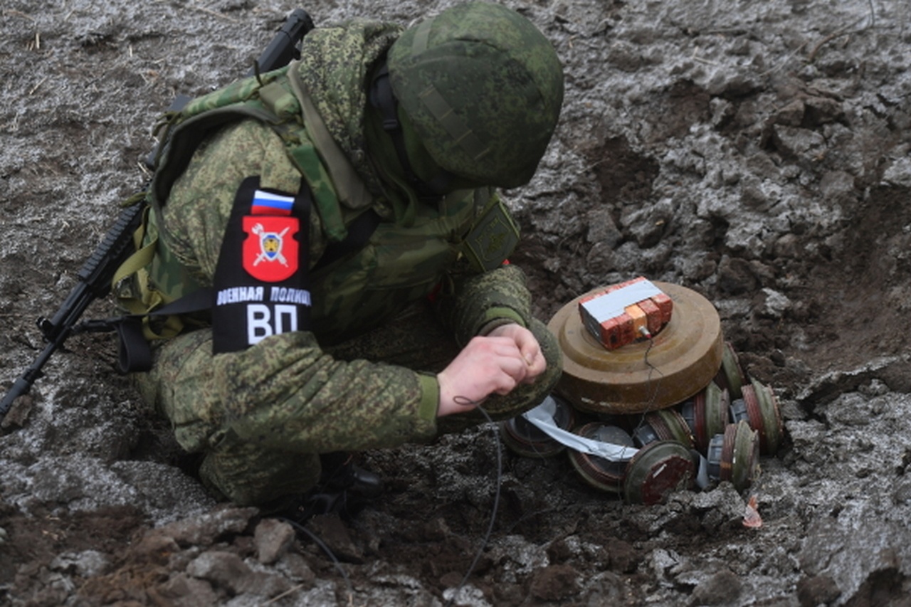 Работа сапёра военной полиции по уничтожению взрывных устройств, обнаруженных при патрулировании.