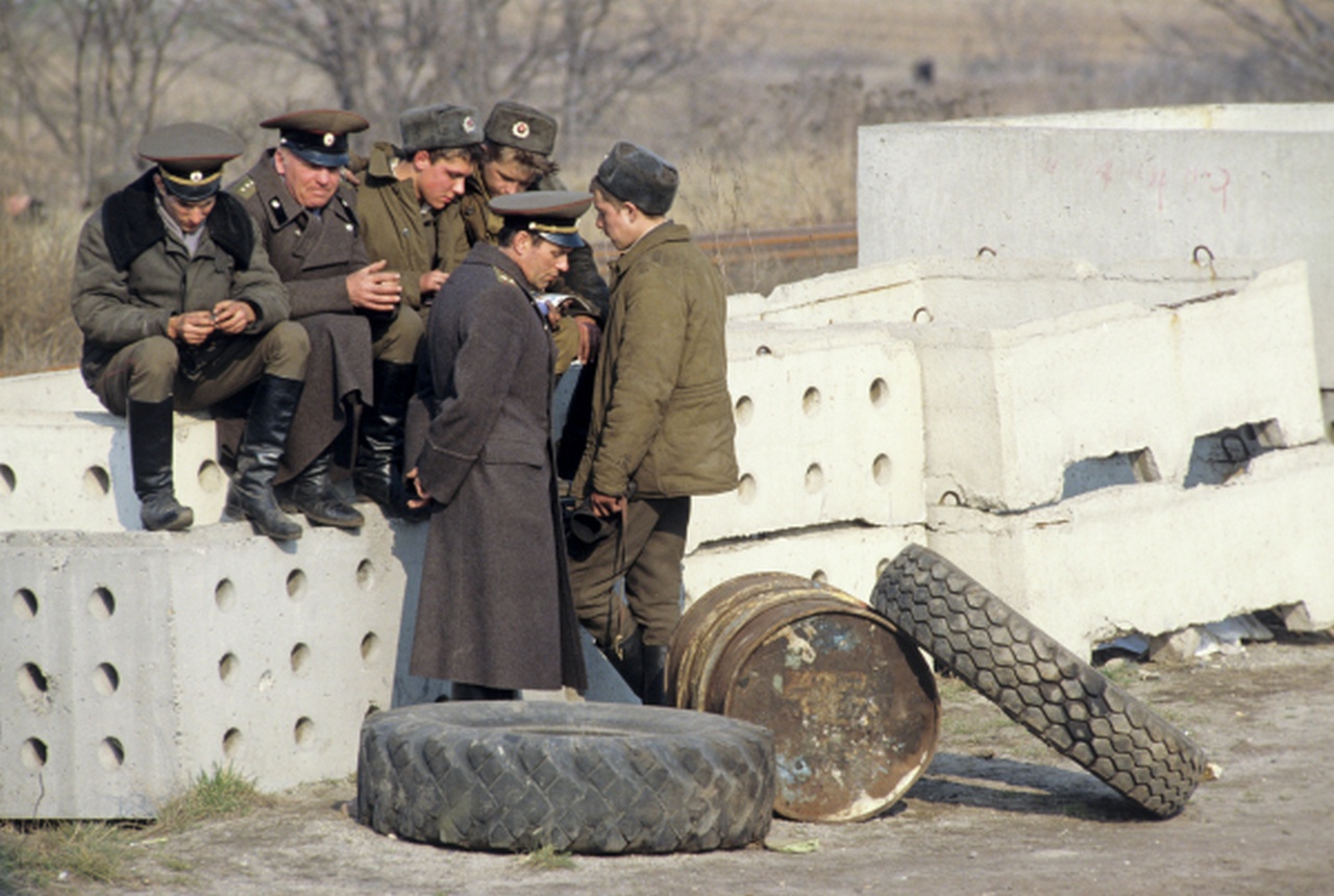 Перекур перед погрузкой военной техники на платформы во время вывода Западной группы войск Вооружённых сил СССР из Германии, март 1991 г.