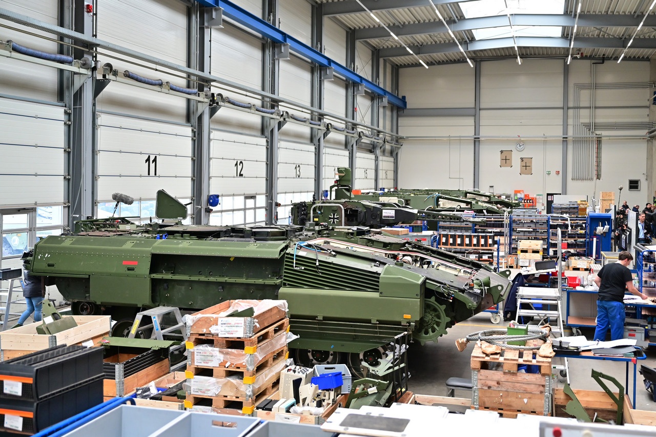 Боевые машины пехоты Puma в производственном цехе концерна Rheinmetall, февраль 2024 г.