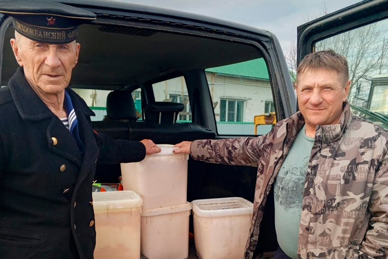 Более 100 килограммов мёда передал житель Новосибирской области военнослужащим.