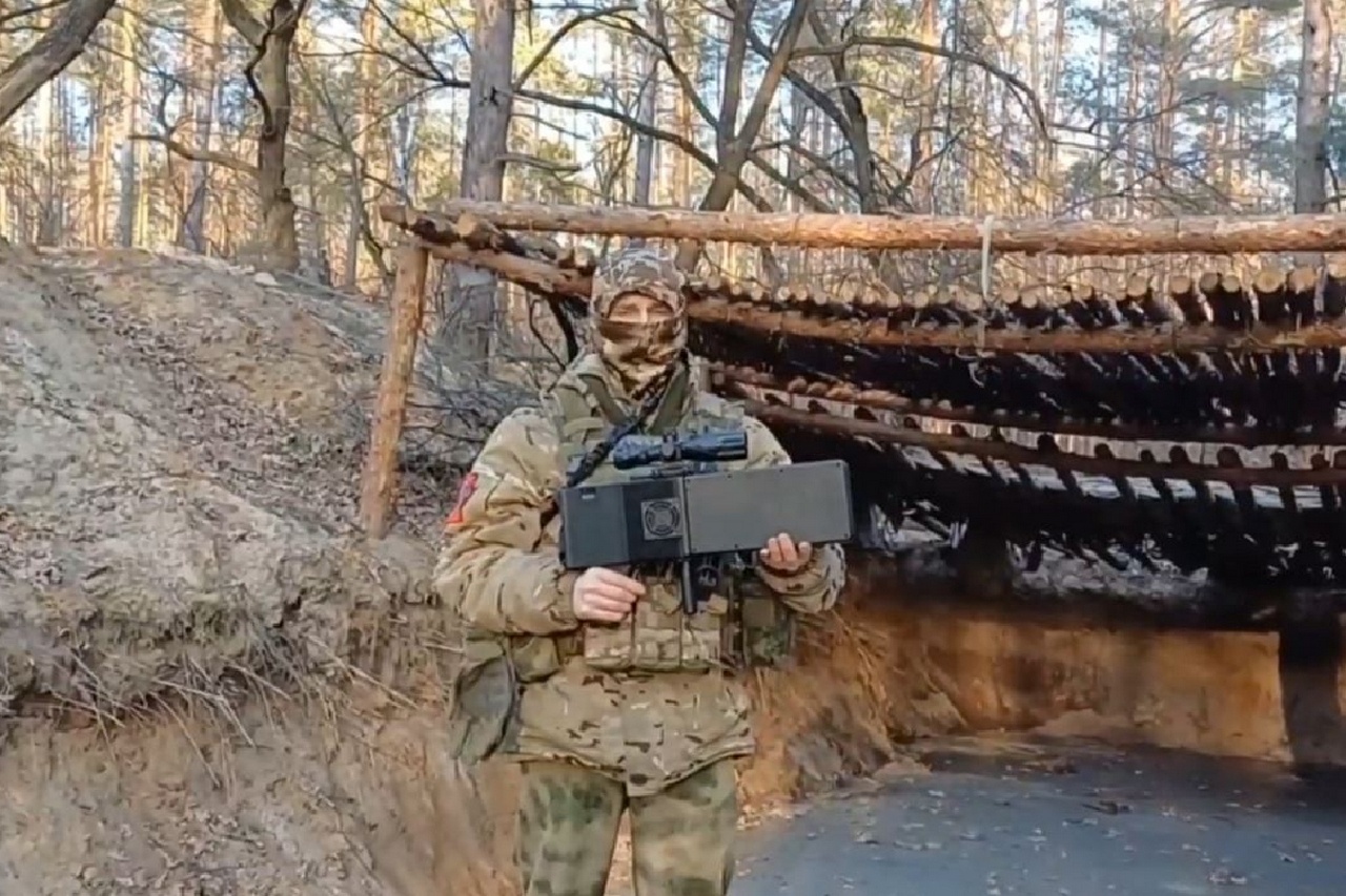 Красноярский боец с позывным «Знахарь» поблагодарил своих земляков за противодроновое ружьё.