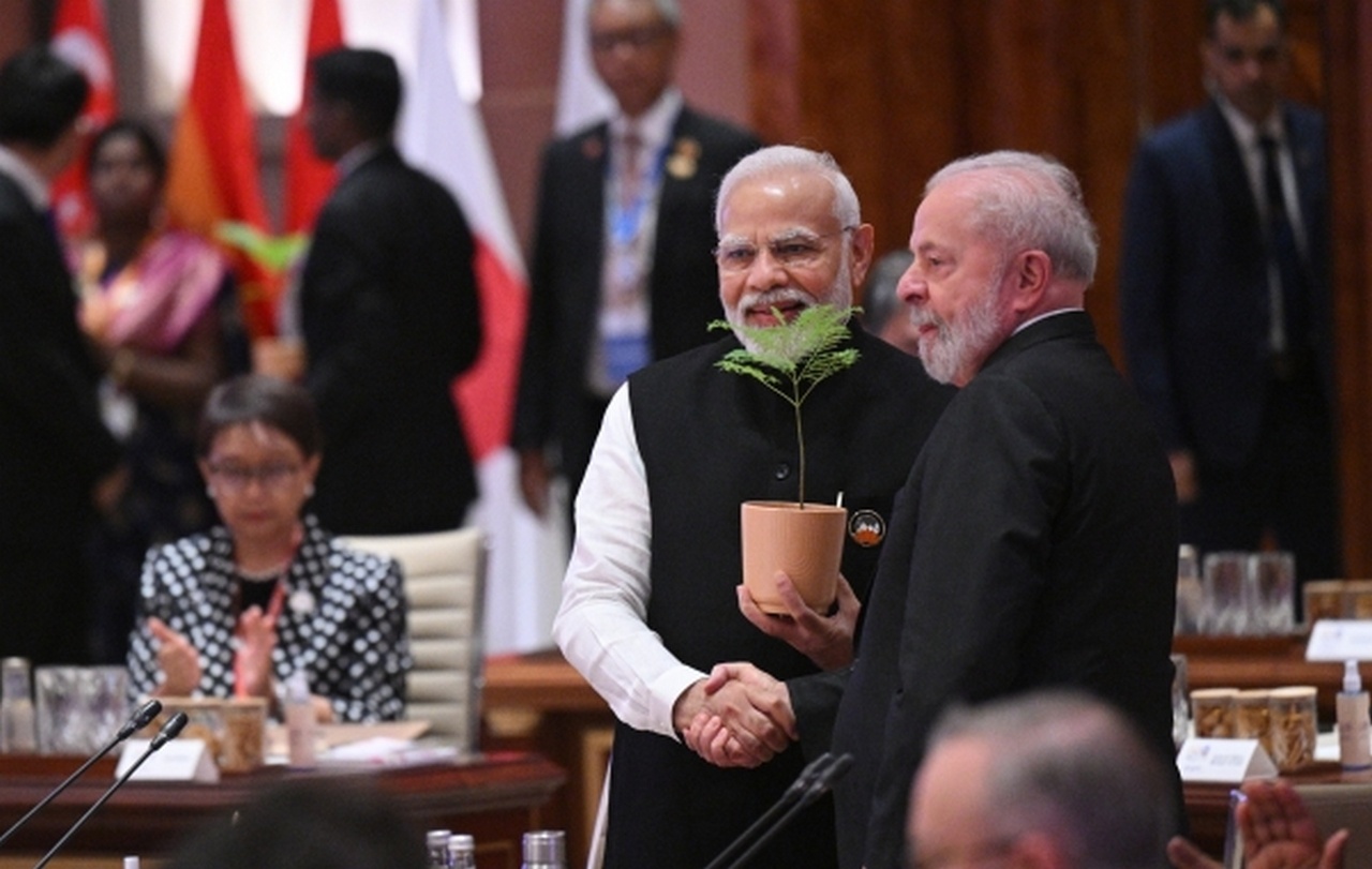 Премьер-министр Индии Нарендра Моди (слева) и президент Бразилии Лула да Силва в Швейцарию точно не едут.