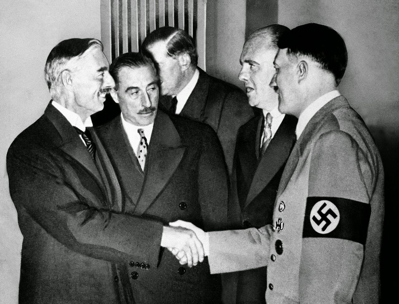 Рукопожатие Адольфа Гитлера и премьер-министра Великобритании Невилла Чемберлена на Мюнхенской конференции («Мюнхенский сговор»), 30 сентября 1938 г.