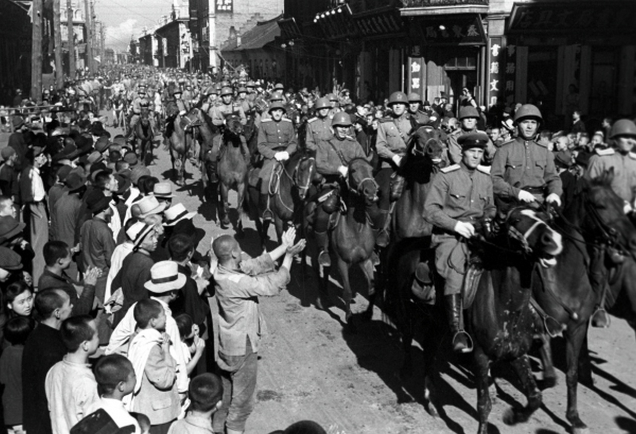 Жители Харбина радостно встречают советских воинов, вступивших в город, 20 августа 1945 г.