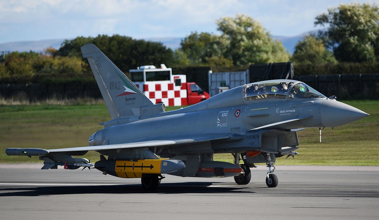 Многоцелевой истребитель четвёртого поколения Eurofighter Typhoon IPA2 несёт одну ракету Storm Shadow на правом пилоне.