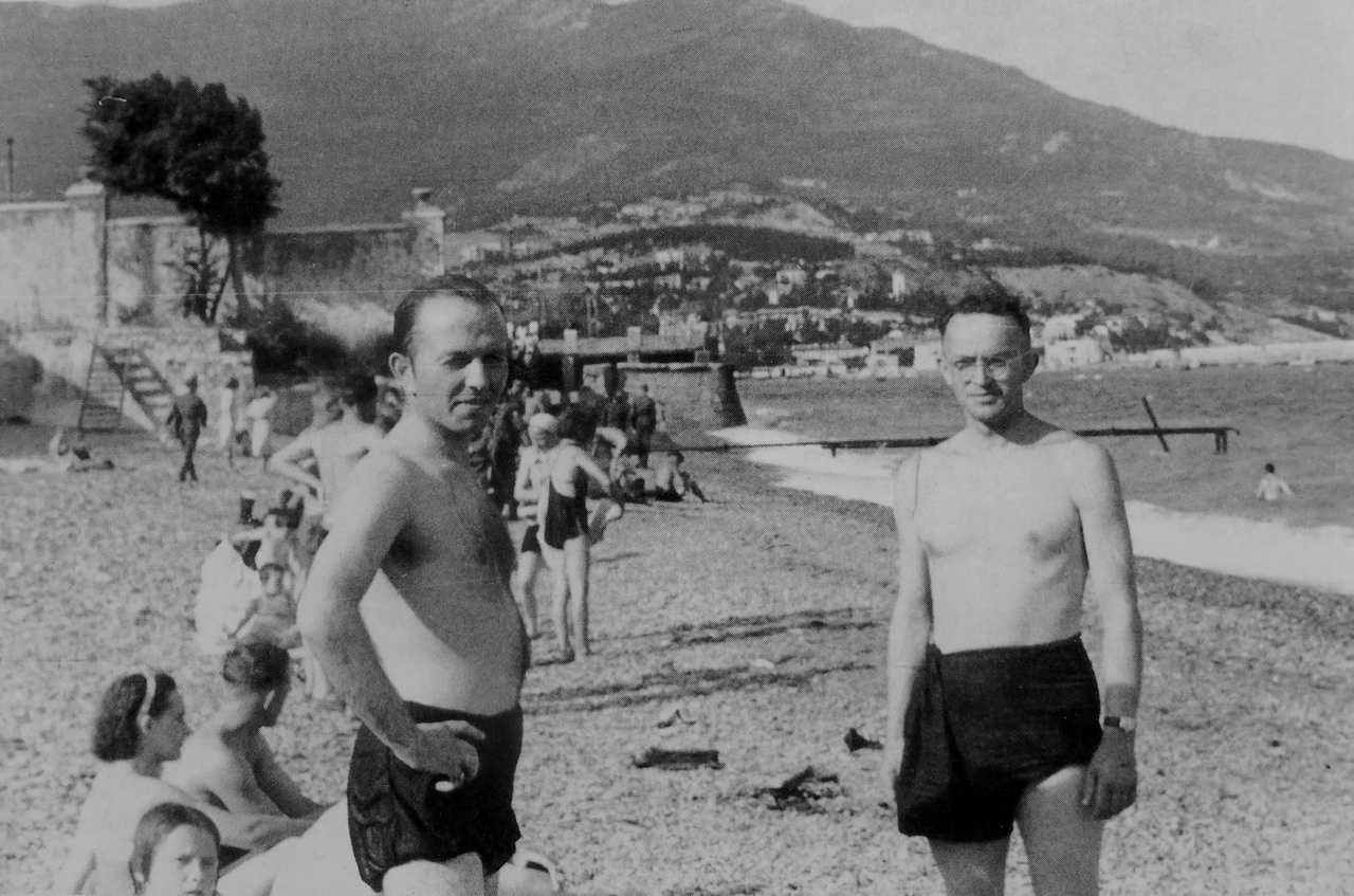 Немецкие военнослужащие на пляже оккупированного Крыма, 1942 г.