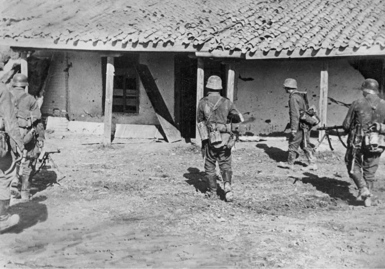 Немецкие солдаты занимают населённый пункт в Крыму, октябрь 1941 г.