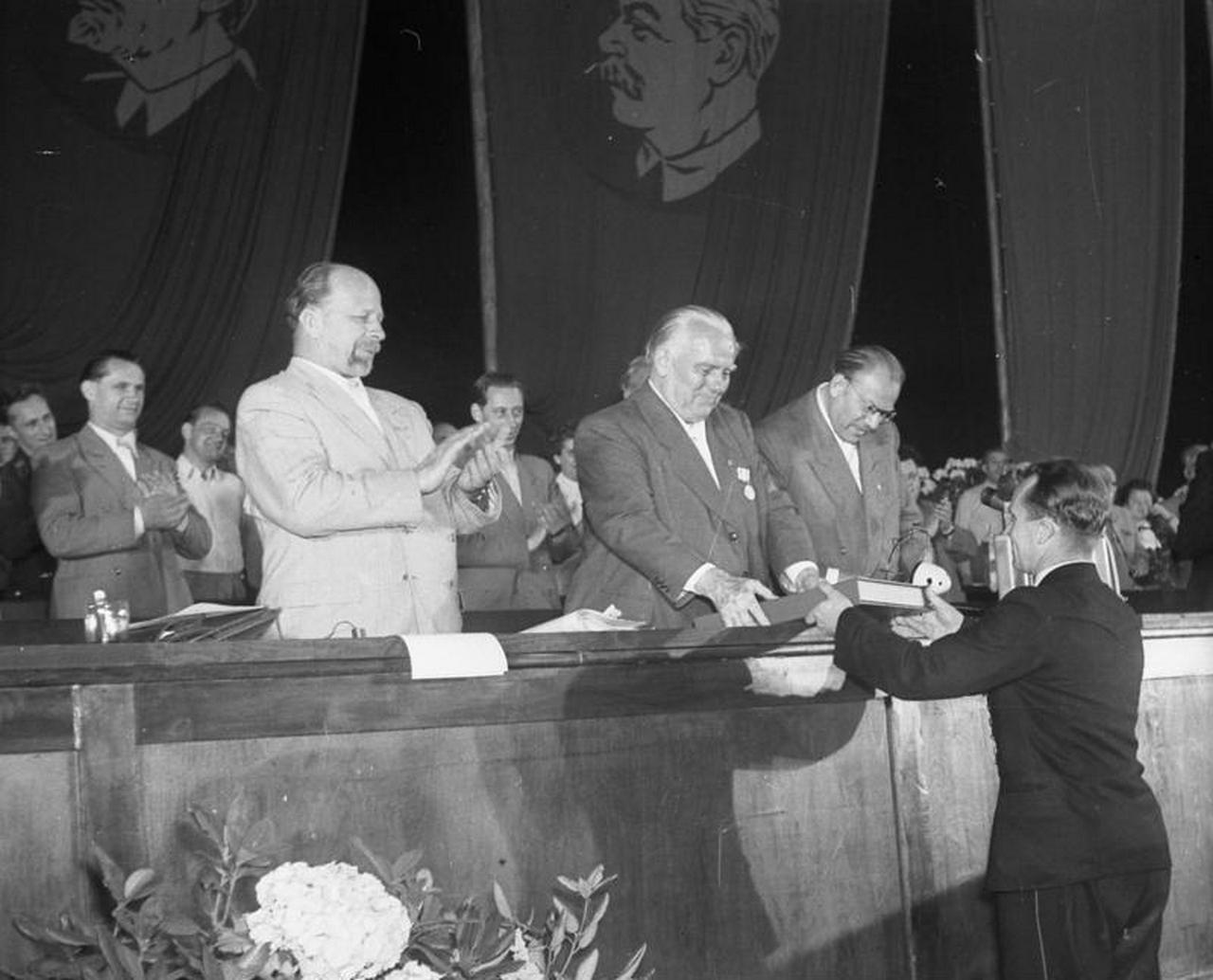 В июле 1952 г. на II конференции СЕПГ был провозглашён курс на «планомерное строительство социализма».