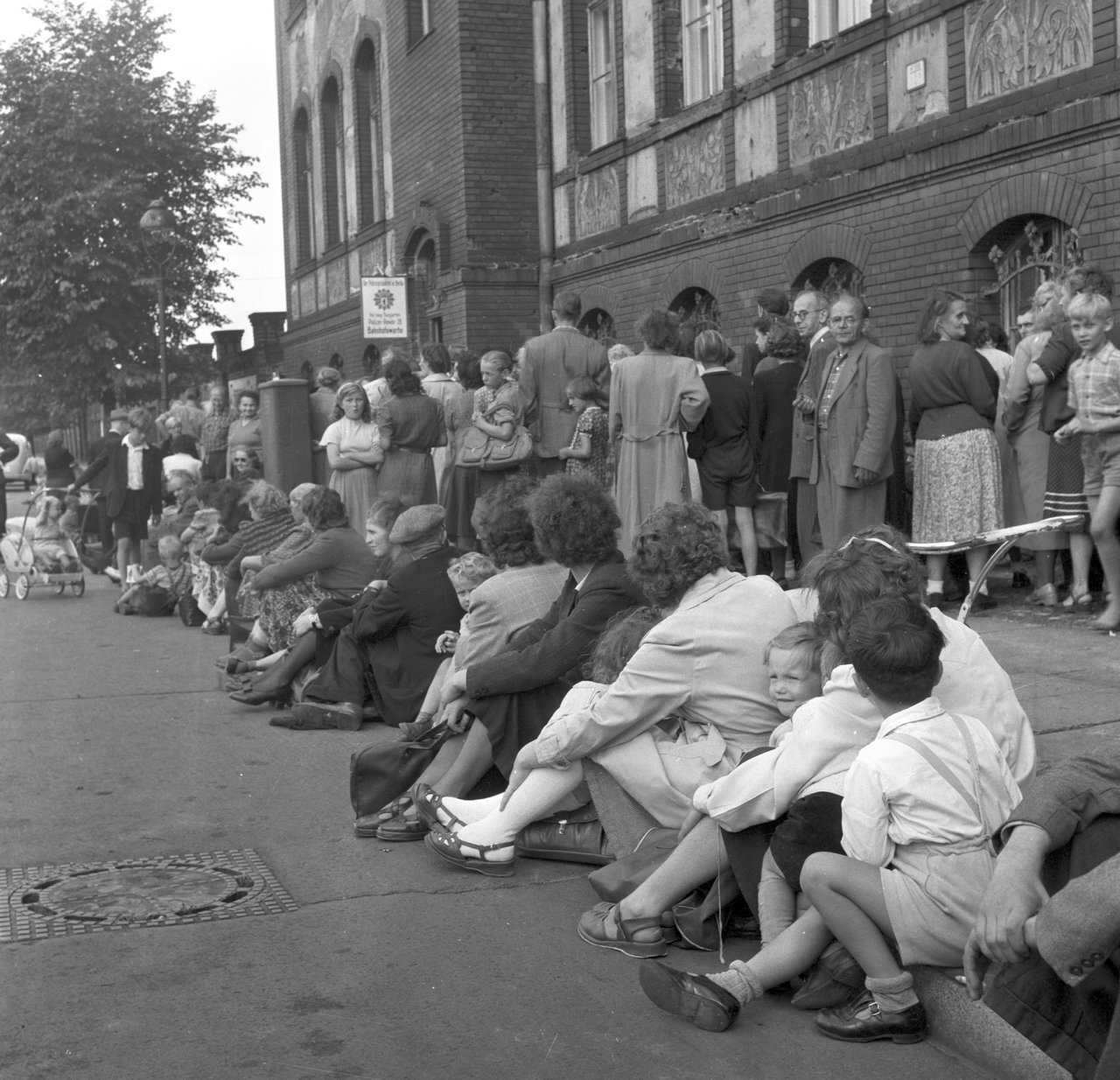 Жители Восточного Берлина ждут открытия пункта выдачи продуктов питания, организованного Сенатом Западного Берлина, 24 июля 1953 г.