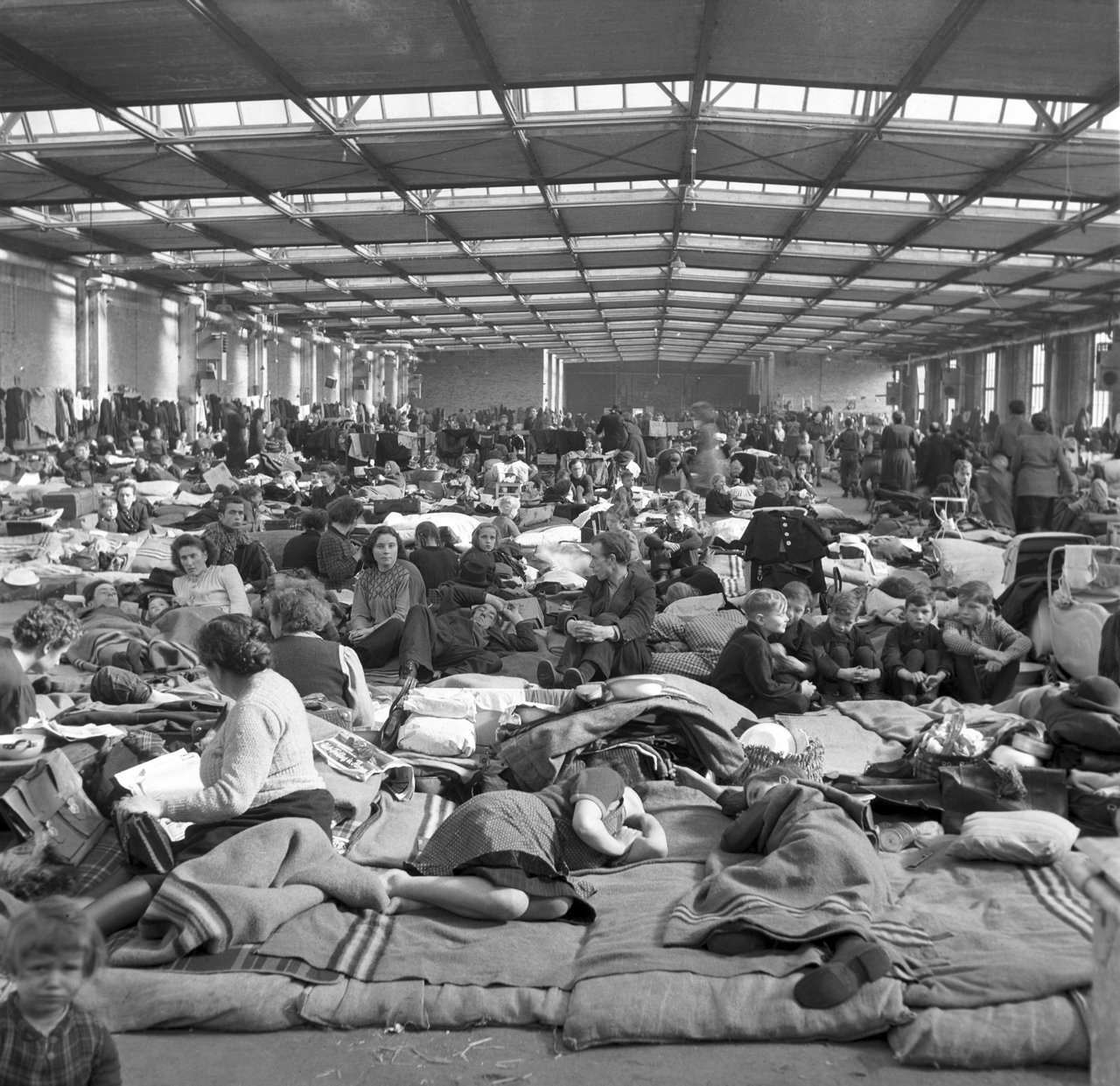 Лагерь беженцев - бывших граждан ГДР в фабричном цехе в аэропорту Темпельхоф в Западном Берлине, март 1953 г.