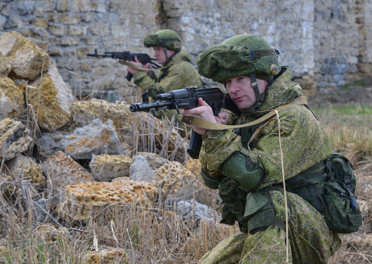 Горные мотострелки ЮВО в горах Карачаево-Черкесии провели ночной оборонительный бой.