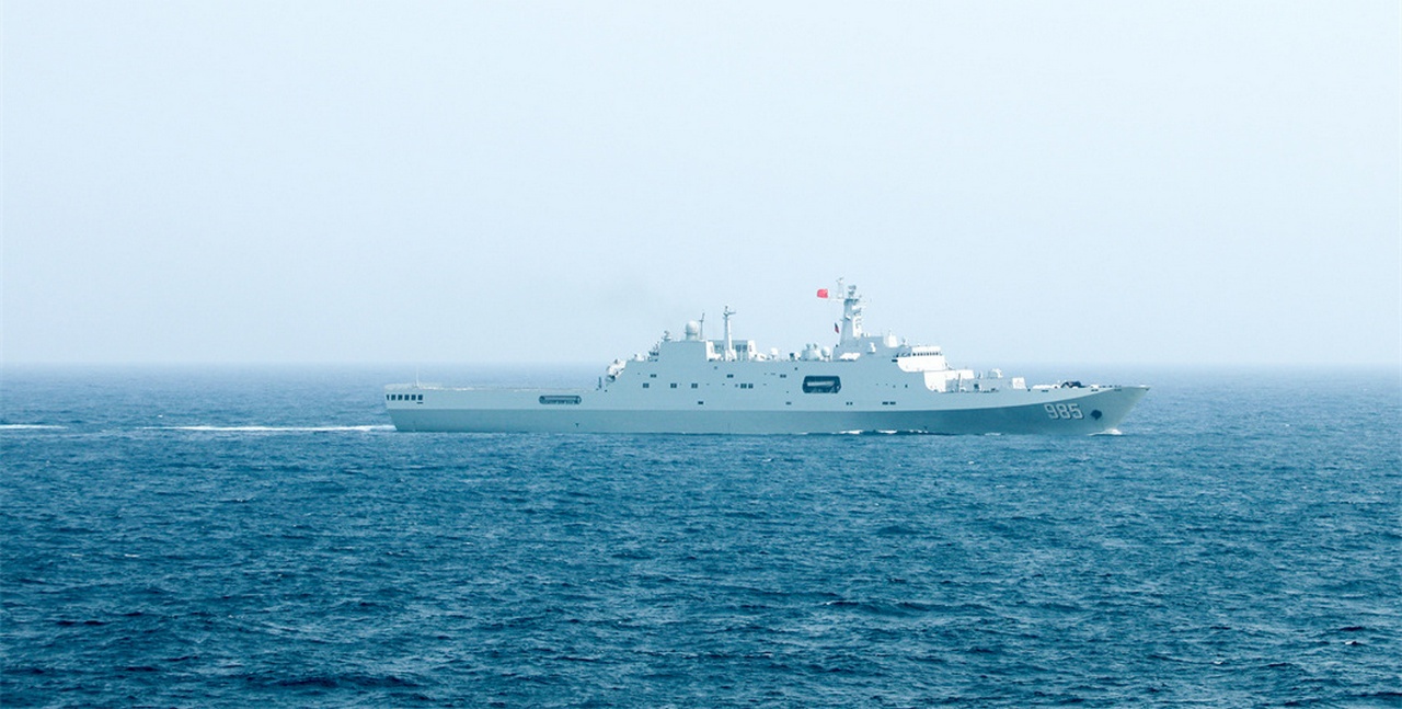 Десантный корабль-док ВМС НОАК «Цильяньшань» во время морских учений в середине мая 2024 года.