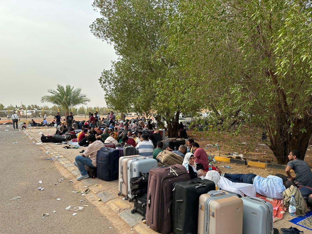 Беженцы ждут эвакуации возле аэропорта в Судане, апрель 2023 г.