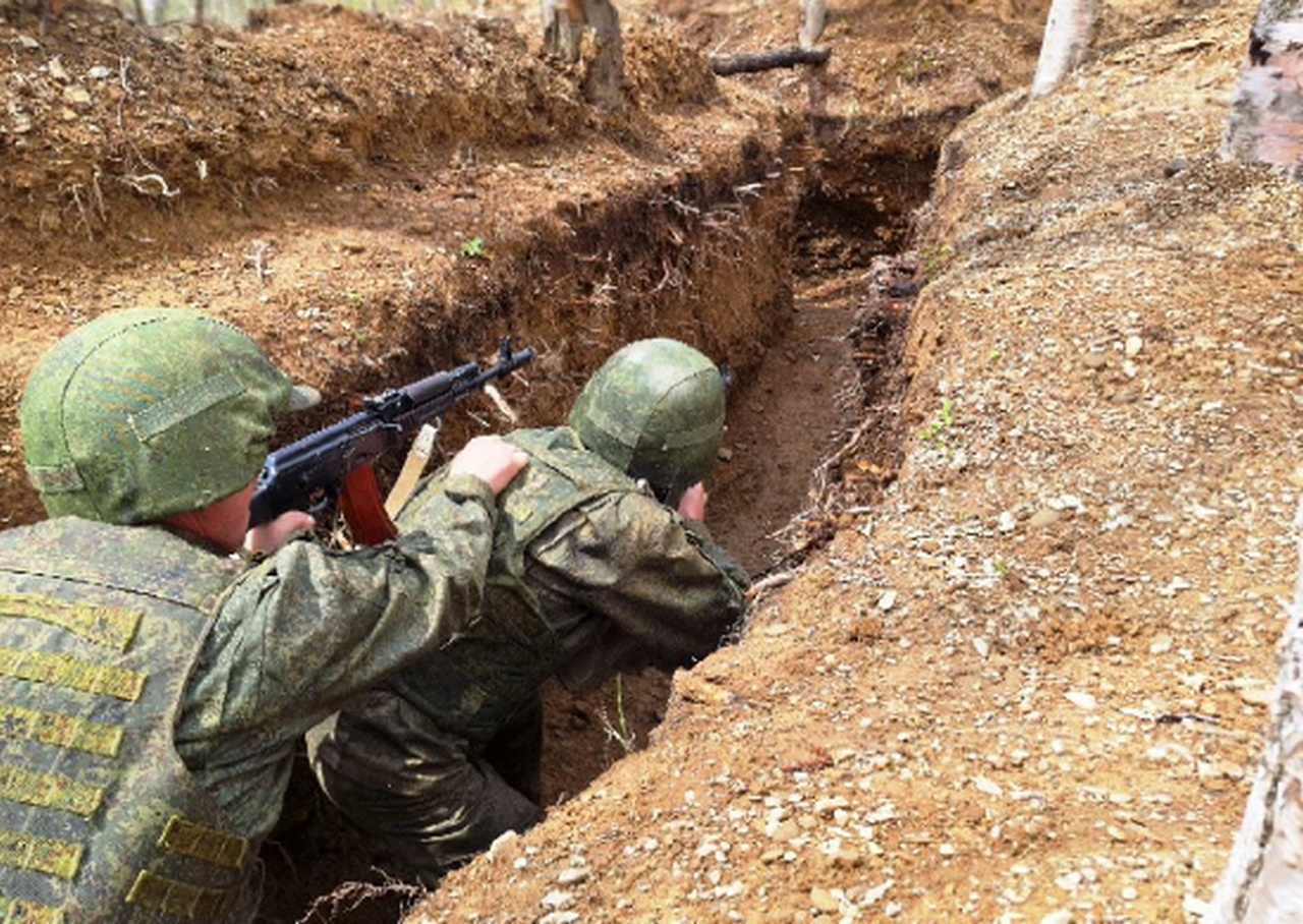 На полигоне «Троицкий» военнослужащие армейского корпуса Восточного военного округа на Сахалине отрабатывают штурм окопов.