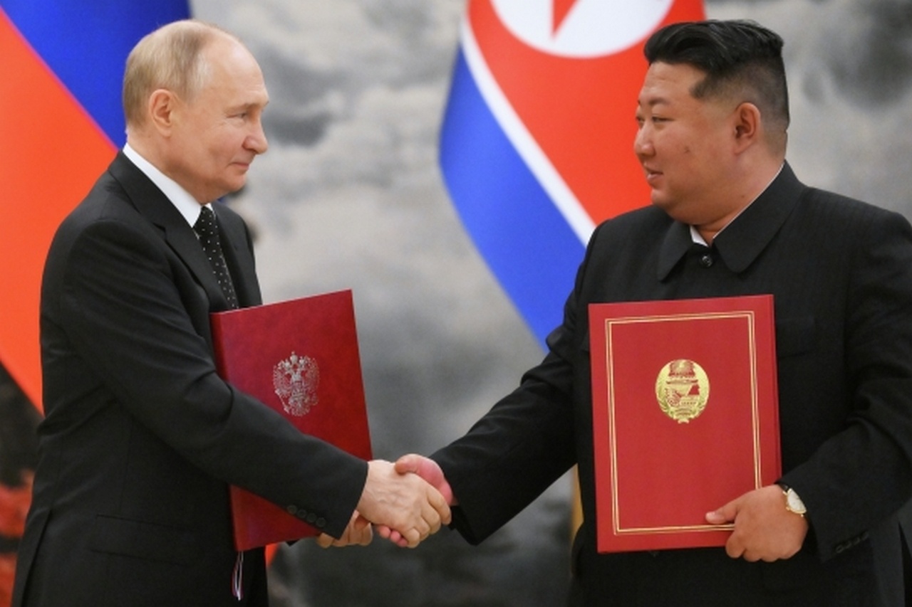 Президент РФ Владимир Путин и председатель государственных дел КНДР Ким Чен Ын во время подписания договора о всеобъемлющем стратегическом партнёрстве.