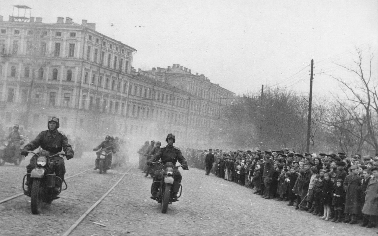 Советские солдаты на мотоциклах Harley-Davidson. Парад в Киеве, 1 мая 1945 г.