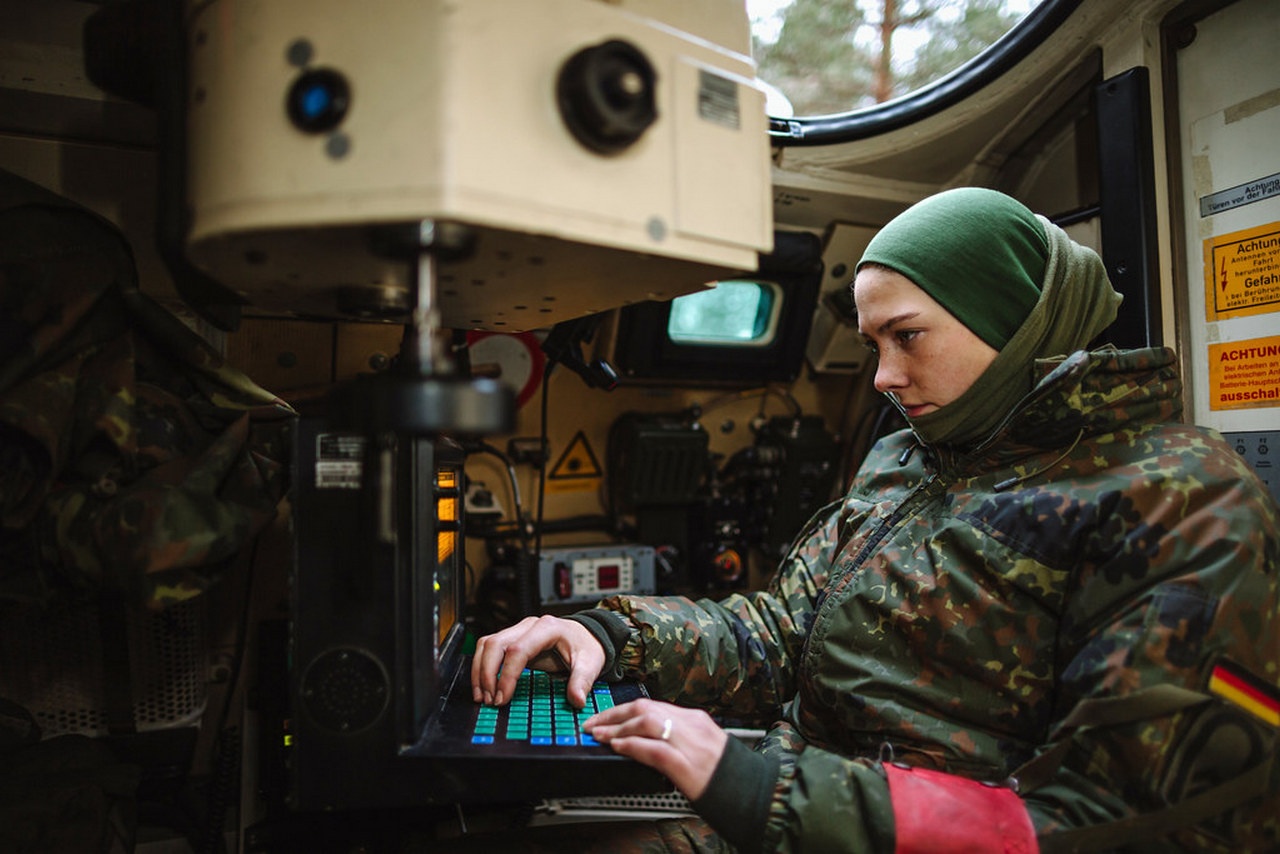 Девушка-оператор за пультом управления самоходной гаубицы Panzerhaubitze 2000. Только вот стрелять, похоже, скоро будет нечем - снаряды нужны Украине.