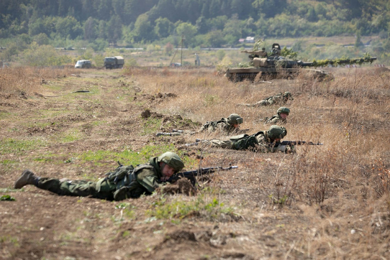 Военнослужащие ЮВО отработали противозасадные действия при маршевых передвижениях войсковых колонн.