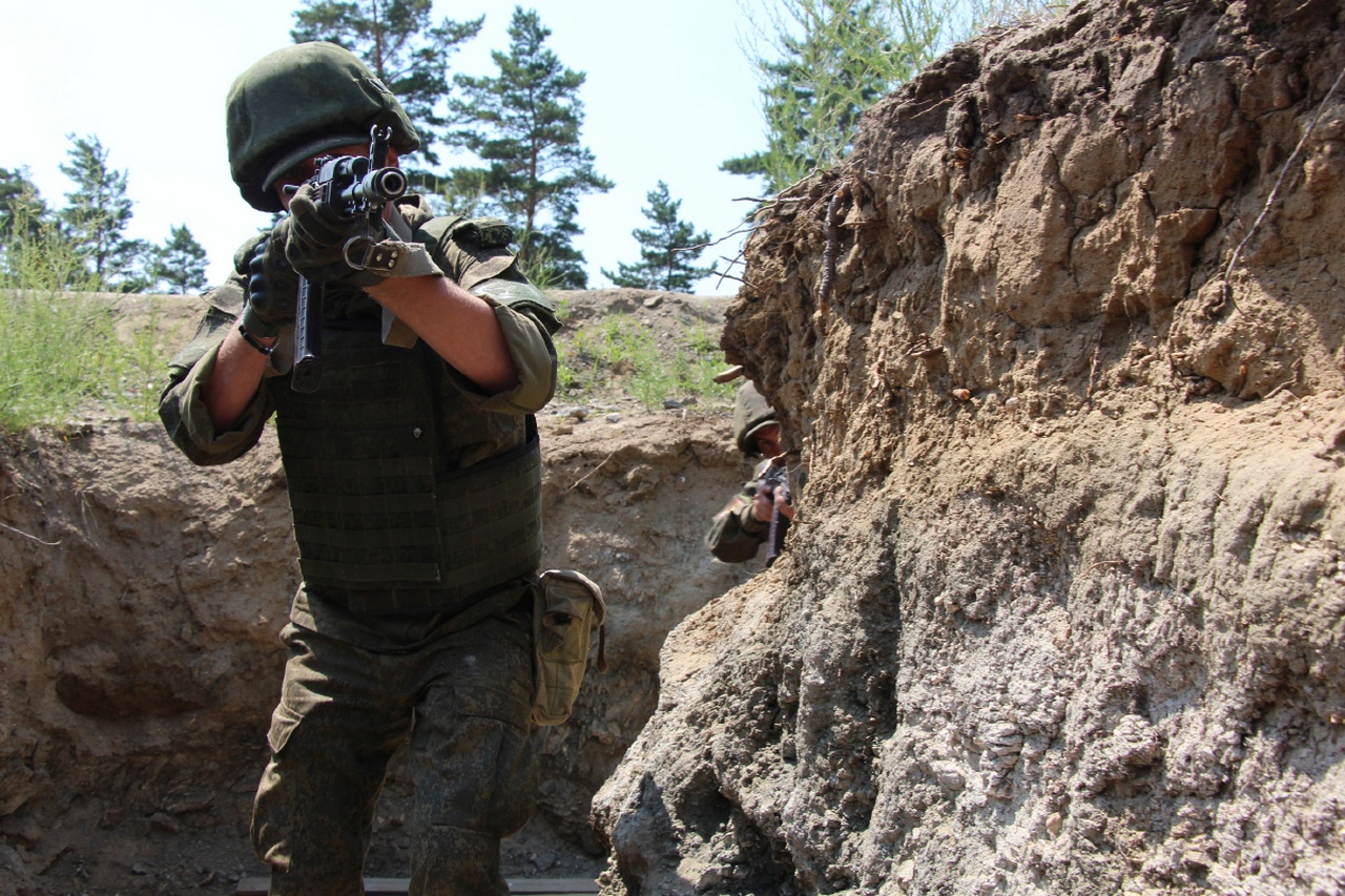 На полигоне Восточного военного округа в Амурской области проходят тренировки по штурму окопов условного противника.