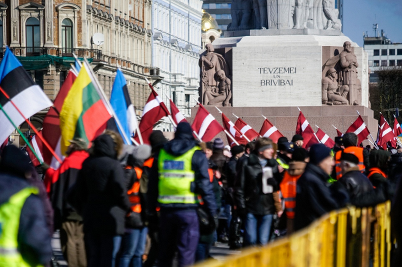 Участники марша бывших латышских легионеров «Ваффен СС» и их сторонники собрались у памятника Свободы в Риге.