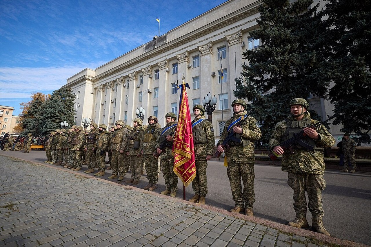 Церемония награждения 59-й бригады после «освобождения» Херсона в ноябре 2022 года.