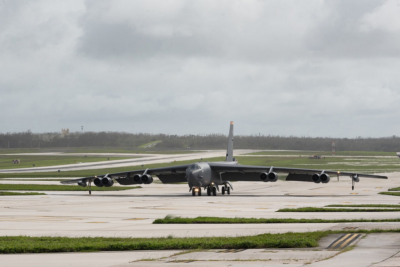 Бомбардировщик США B-52H Stratofortress из состава бомбардировочной оперативной группы на авиабазе «Андерсен», Гуам.