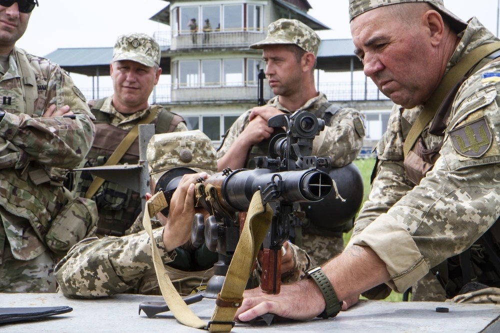 Украинские военнослужащие проходят подготовку под руководством инструкторов из США, Франции, ФРГ и Польши.