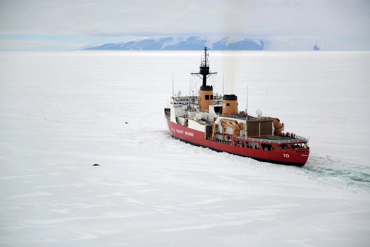 Второй и последний оставшийся в распоряжении США военный ледокол USCGC Polar Star.