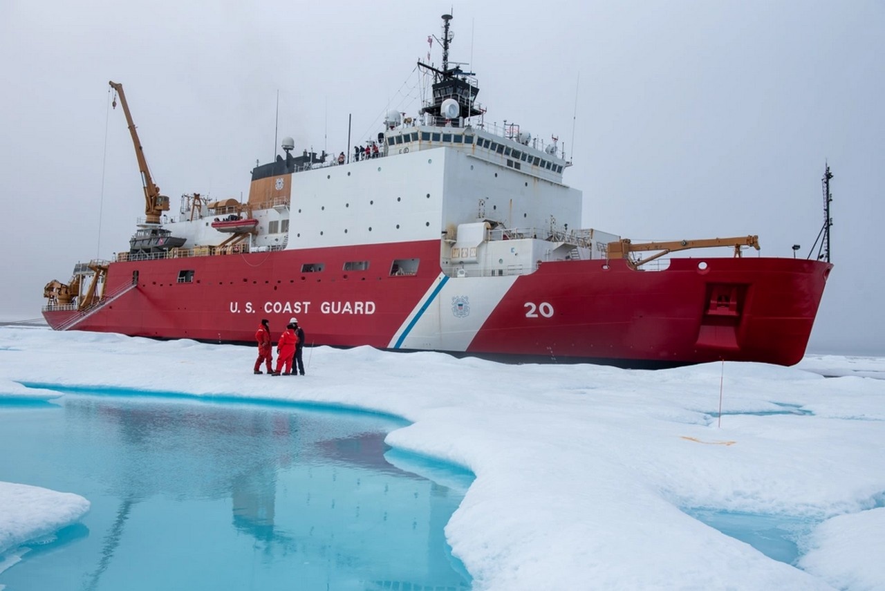 Ледокол USCGC Healy на стоянке в море Бофорта летом 2023 года.