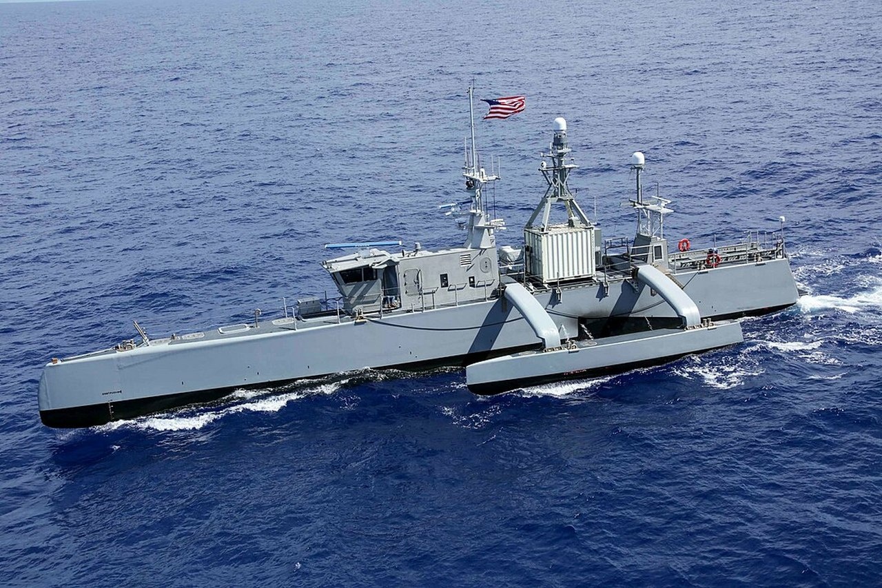 Беспилотный надводный корабль Sea Hunter во время учений Rim of the Pacific (RIMPAC), 28 июля 2022 г. 