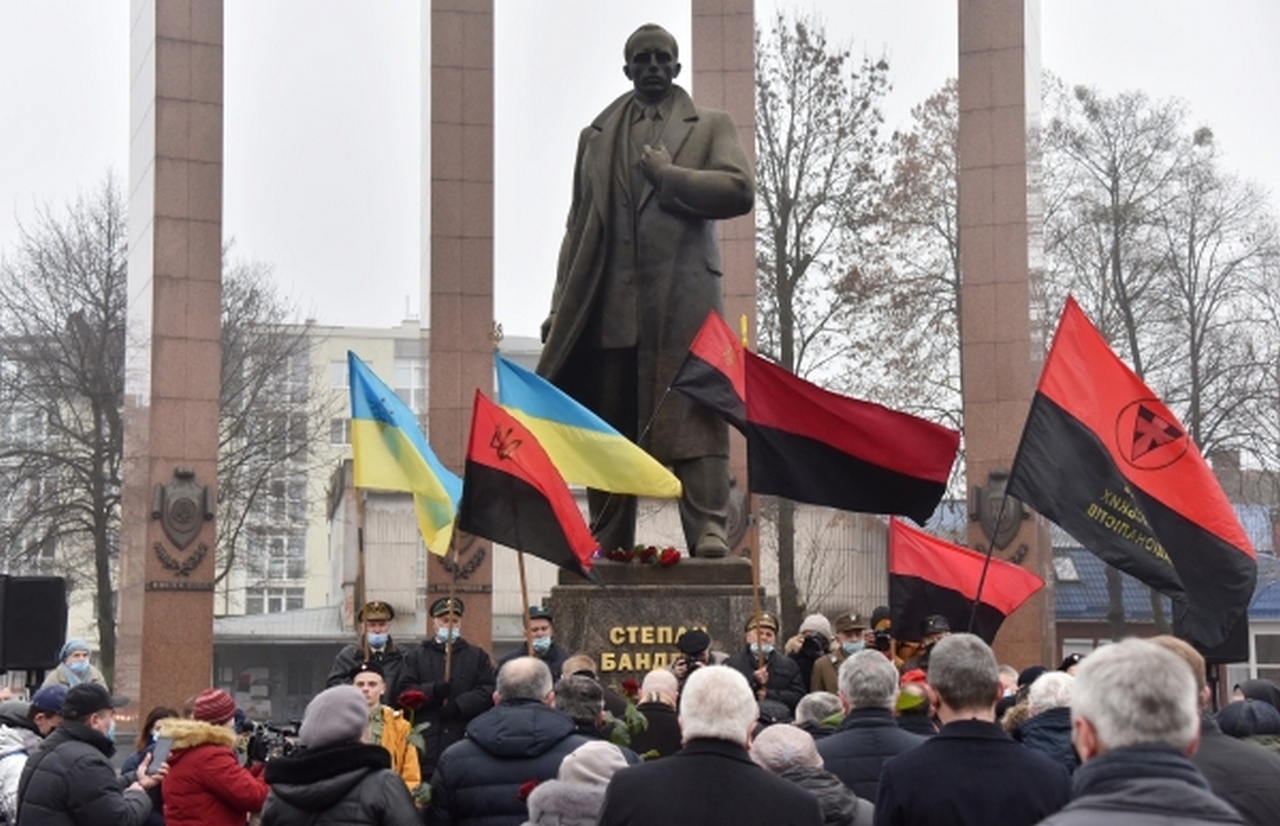 Участники митинга, приуроченного к годовщине со дня рождения Степана Бандеры, во Львове.